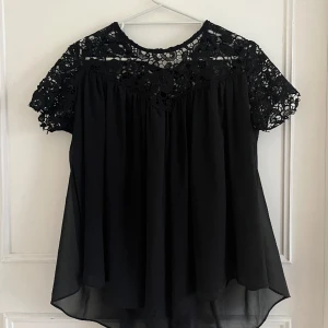 Svart topp - Svart topp med fina spetsdetaljer🥰