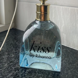 Rihanna parfym - Helt oanvänd, luktar väldigt gott och är kvinnlig av sig. Slut i marknaden då den har slutat säljas