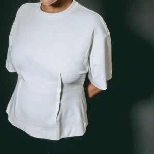 TSHIRT MED TAJT MIDJA - helt ny tshirt från hm med prislapp kvar, storlek xs, slutsåld överallt!