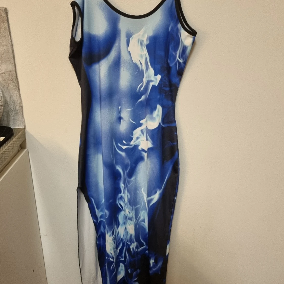 Blå klänning med bodyprint 