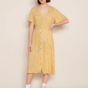 Sommarklänning  - Oanvänd super söt blommig sommarklänning 💛🧡 Underbart klänning så skönt material. Djurfritt och rökfritt hem. 