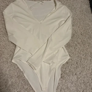 Body - Helt oanvänd body från hm. I storlek L men passar även M💕 fler bilder kan gård privat 