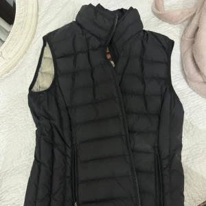 PARAJUMPER VÄST - äkta parajumperväst, använd kanske 2 gånger, väst är inte min stil men ville va trendig förr. Storleken är L men skulle säga att den passar allt mellan S-L pga formen. Skriv för fler bilder, är osäker på om den är Dam eller unisex men jag tycker uni