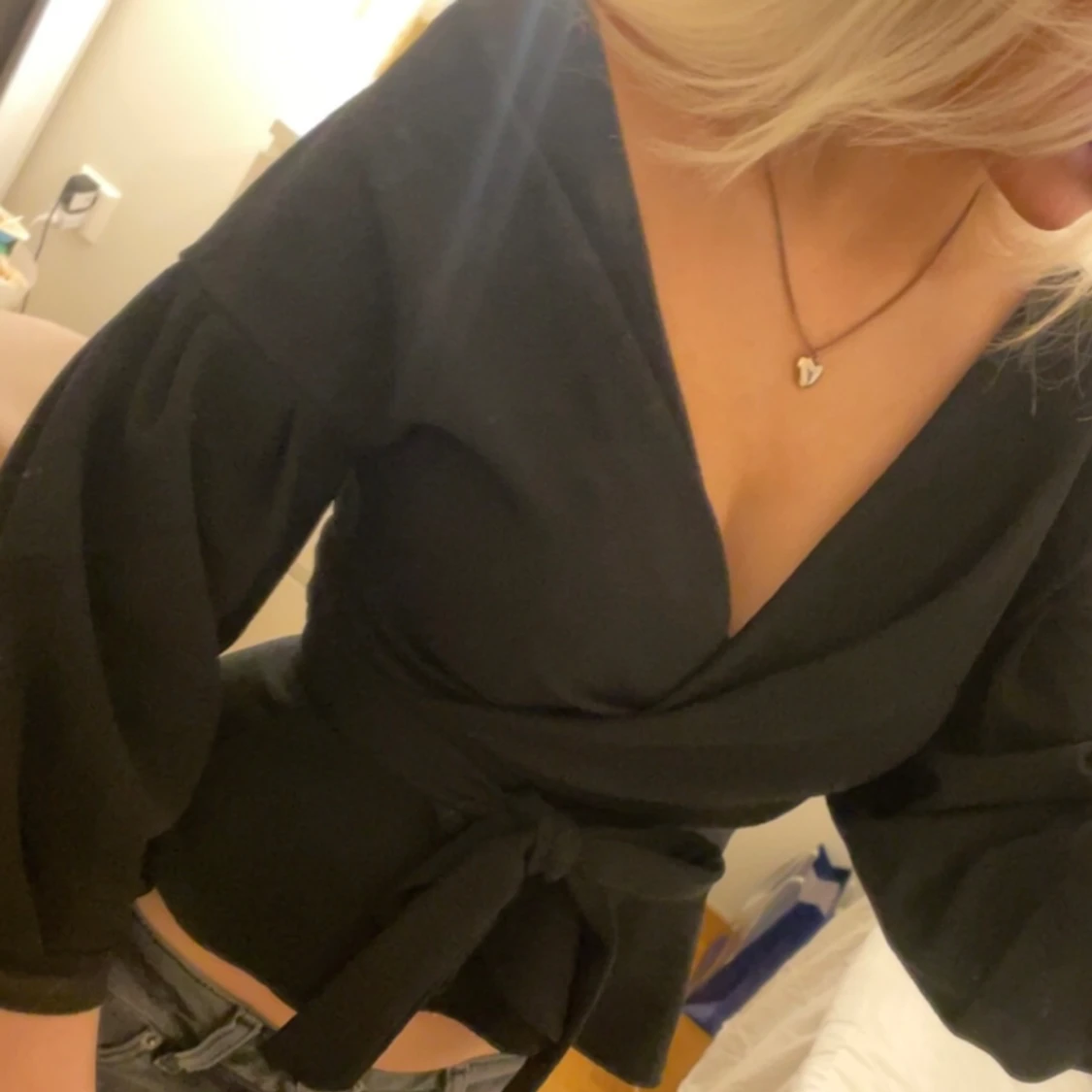 Svart omlott blus/ tunika med volang  - 90