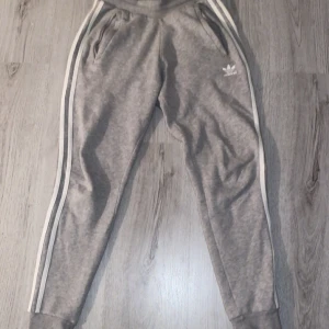 Adidas träningsbyxor  - Använda knappt en gång efter tvätt, dom var för små ville ha tighta men blev för kort i längden.