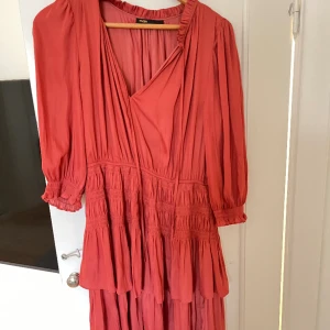 Maje klänning  - Säljer nu denna snygga maje klänning oanvänd i storlek 38 men passar även storlek 36, skulle säga att klänningen är en mindre 38! Skriv för frågor eller fler bilder🩷