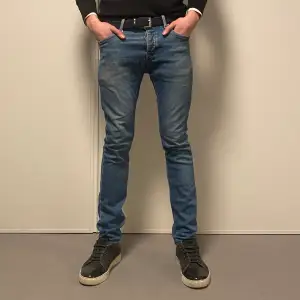 Riktigt snygga Neuw jeans. Modellen är 184cm och väger 70kg