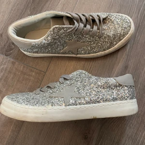 Liknande Golden Goose - INTRESSEKOLL på dessa söta silvriga glitterskor från Vrs som liknar de trendiga Golden Goose🌟💞Fint skick, men smutsmärken finns! Budet är på 350:-❤️
