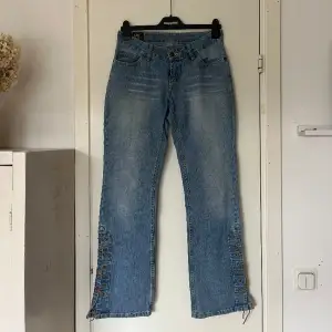 Jättecoola jeans från lee som jag säljer då dom tyvärr inte passar💕 står ingen storlek med midjemått är 37,5, bara att skriva ifall fler mått önskas!