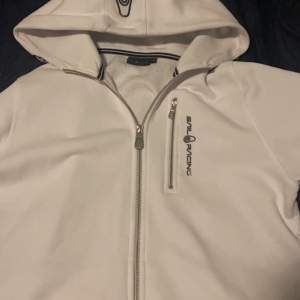 Säljer nuu min Sail Racing zip hoodie, den är i ny sick, samt den har små rosa fläckar efter tvättning med det syns knappt de väldigt lite, 