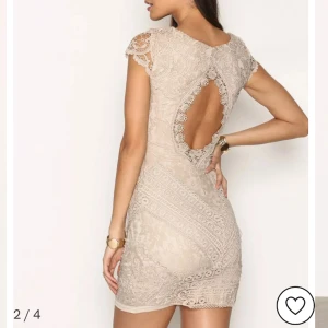 Spetsklänning med öppen rygg - Spetsklänning med öppen rygg från Dry Lake, storlek XS. Använd 1 gång, superfint skick.