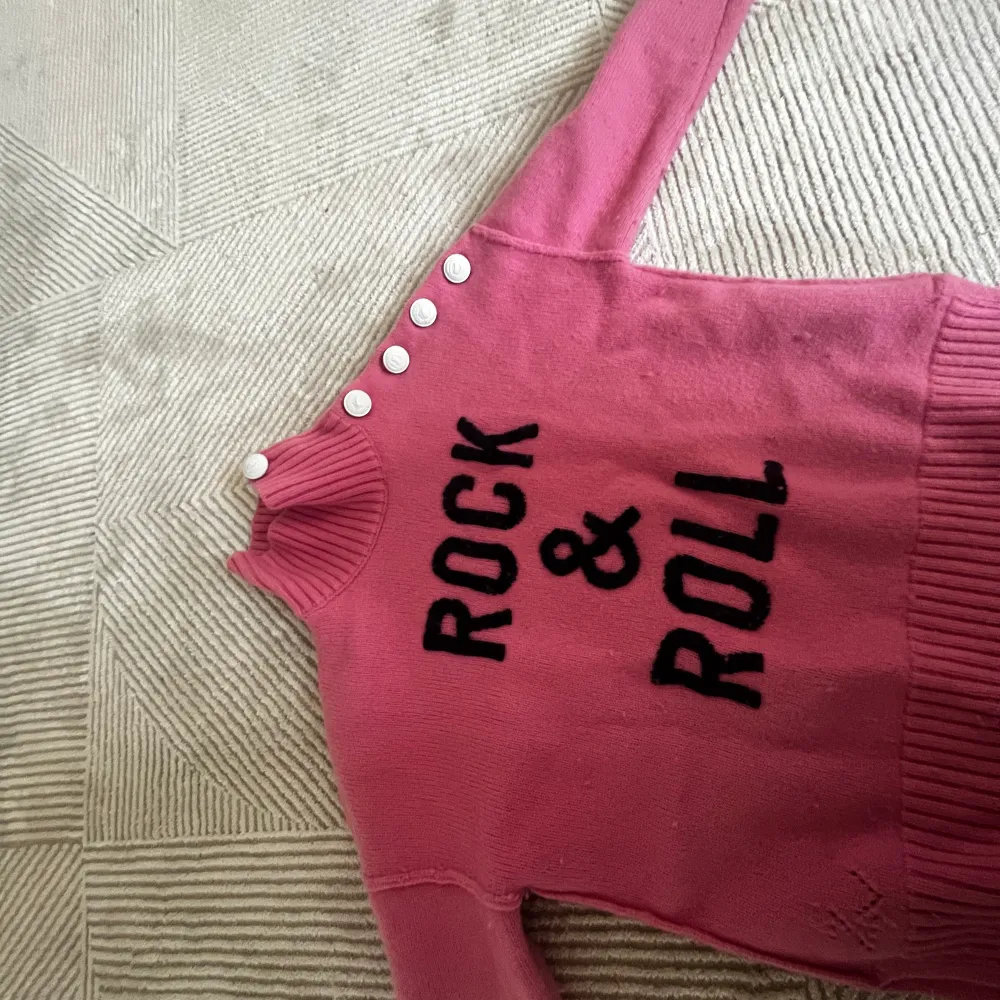 En snygga zadig Voltaire rosa stickad tröja i storlek 14 år. Tröjan är som ny men kommer inte till användning om ni vill ha bilder på hur den ser ut på skriv privat!💕. Tröjor & Koftor.