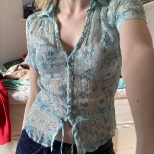 Mesh topp - Blå meshtopp med fint mönster och knäppning i storlek 36 💕💕💕 TAR EMOT PRISFÖRSLAG