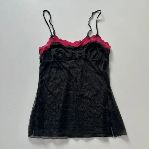 Svart mesh linne - Svart linne i mesh och rosa spets. Står inget märke 💞