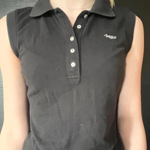 Svart pikétröja  - Svart figursydd pikétröja 