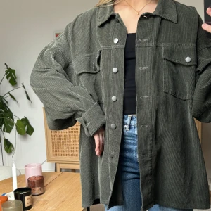 Oversized manchesterskjorta - Oversized manchesterskjorta😇 Storlek XL (jättesnyggt oversize på mig som är XS-S) Perfekt som tunnare jacka nu till våren!