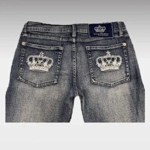 Victoria Beckham jeans - Köpte dessa på en hemsida men de är tyvärr för korta för mig.  Midjemått : ca 36cm  Innerlängd : ca 70cm  500 exkl frakt