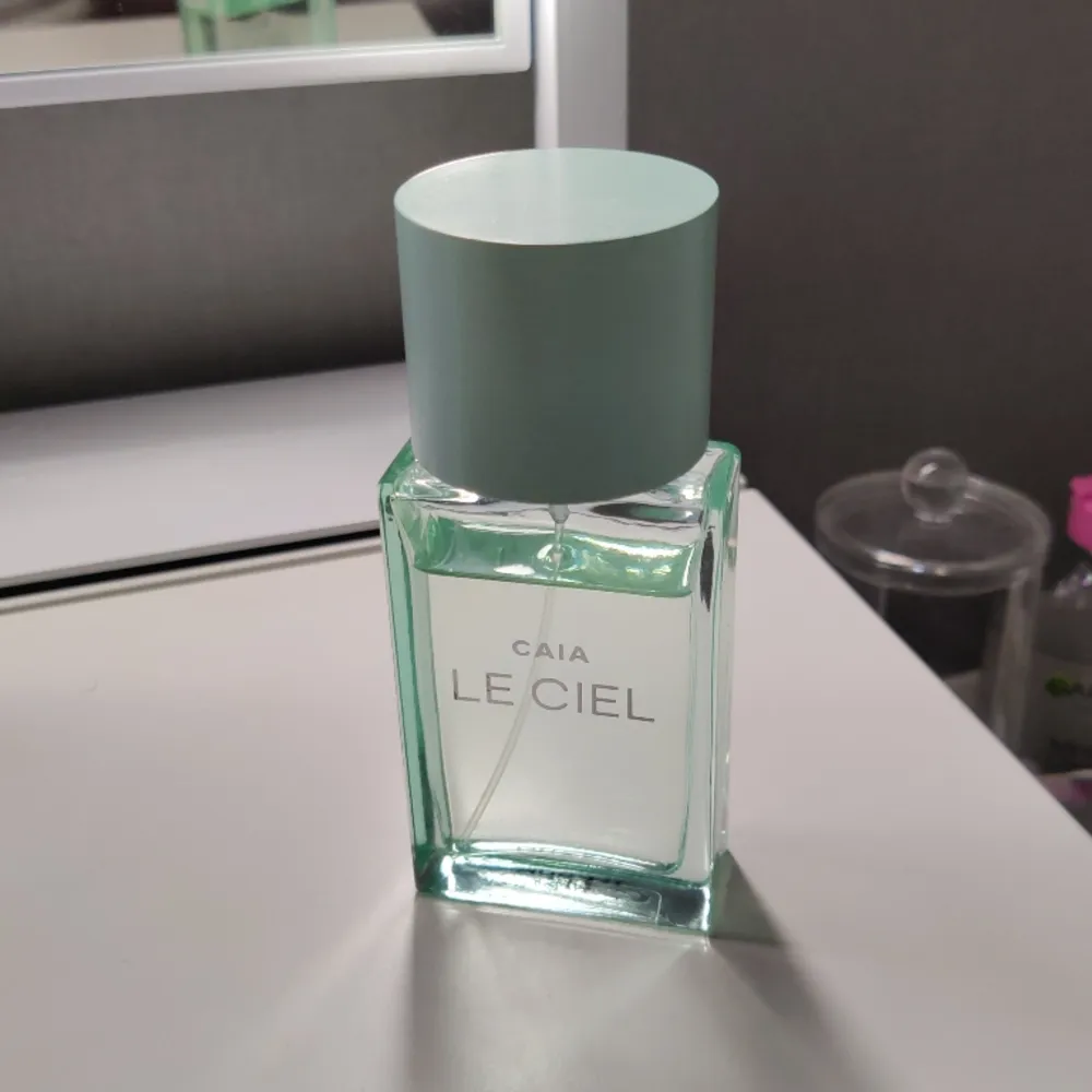 Le ciel parfymen från caia, från början kostade den 595 kr. Använd men mycket kvar. Säljer pågrund av att jag inte passar i den längre 😍. Övrigt.