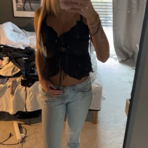 Blus - säljer min jättefina blus från zara då den tyvärr är för liten, nypris :500kr