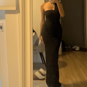 Svart klänning  - En jättefin svart klänning endast använd 1 gång. Köpt på plt i storlek 34/xs.