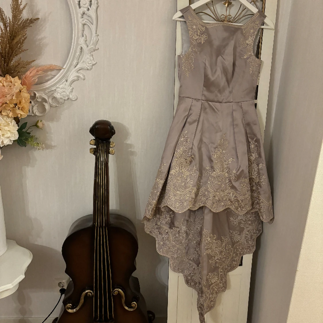 Festklänning balklänning beige o guld siden taft broderier 