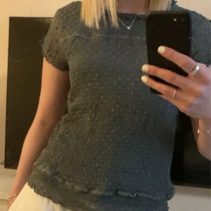 Grön blus only - Grön blus från Only, perfekt både till fest eller till vardags! 🌸Är lite skrynklig/veck upptill men inget som stört mig, se sista bilden.⭐️