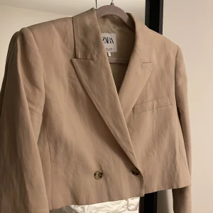 Croppad kavaj - Säljer denna croppad kavaj från Zara då den inte kommer till användning! 