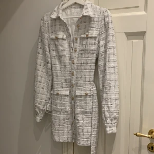 Klänning  - Klänning använd 2 gånger storlek 36-38