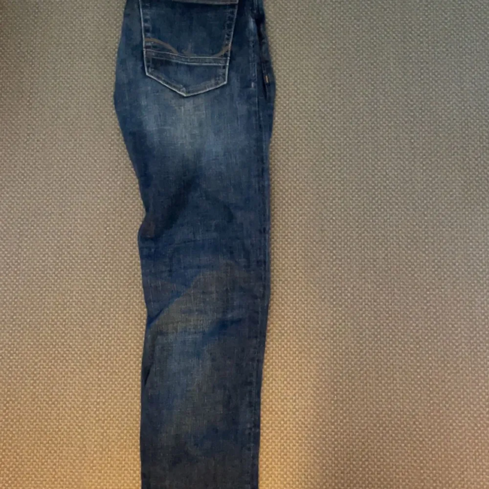 Riktigt feta jeans har använt dem 1 gång men för små. Skick 9,5/10 storlek 28 i bredd och 32 i längd.. Jeans & Byxor.