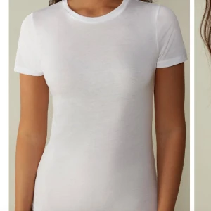 Kortärmad tröja i bomull Ultrafresh - Jätteskön och fin kortärmad tröja från intimissimi som är perfekt nu till våren! Den har tyvärr inte kommit till någon användning så toppen är i nyskick! Nypris 199kr men säljer för 115kr!💕💕