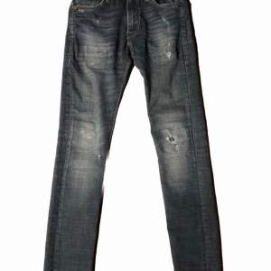 Grisch jeans från Jack and Jones.  Storlek: Xs (sitter som W30 L30) (Ordn pris 800kr) Knappt använda, bara testade. Skriv i dm om ni har frågor.