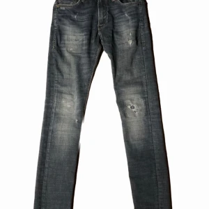Ripped grisch jeans - Grisch jeans från Jack and Jones.  Storlek: Xs (sitter som W30 L30) (Ordn pris 800kr) Knappt använda, bara testade. Skriv i dm om ni har frågor.