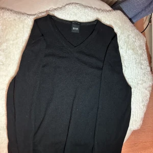Hugo boss tröja - En snygg Hugo boss tröja i fin fin italiensk ull.  Skick: 9/10 Färg: svart Storlek: L passar M