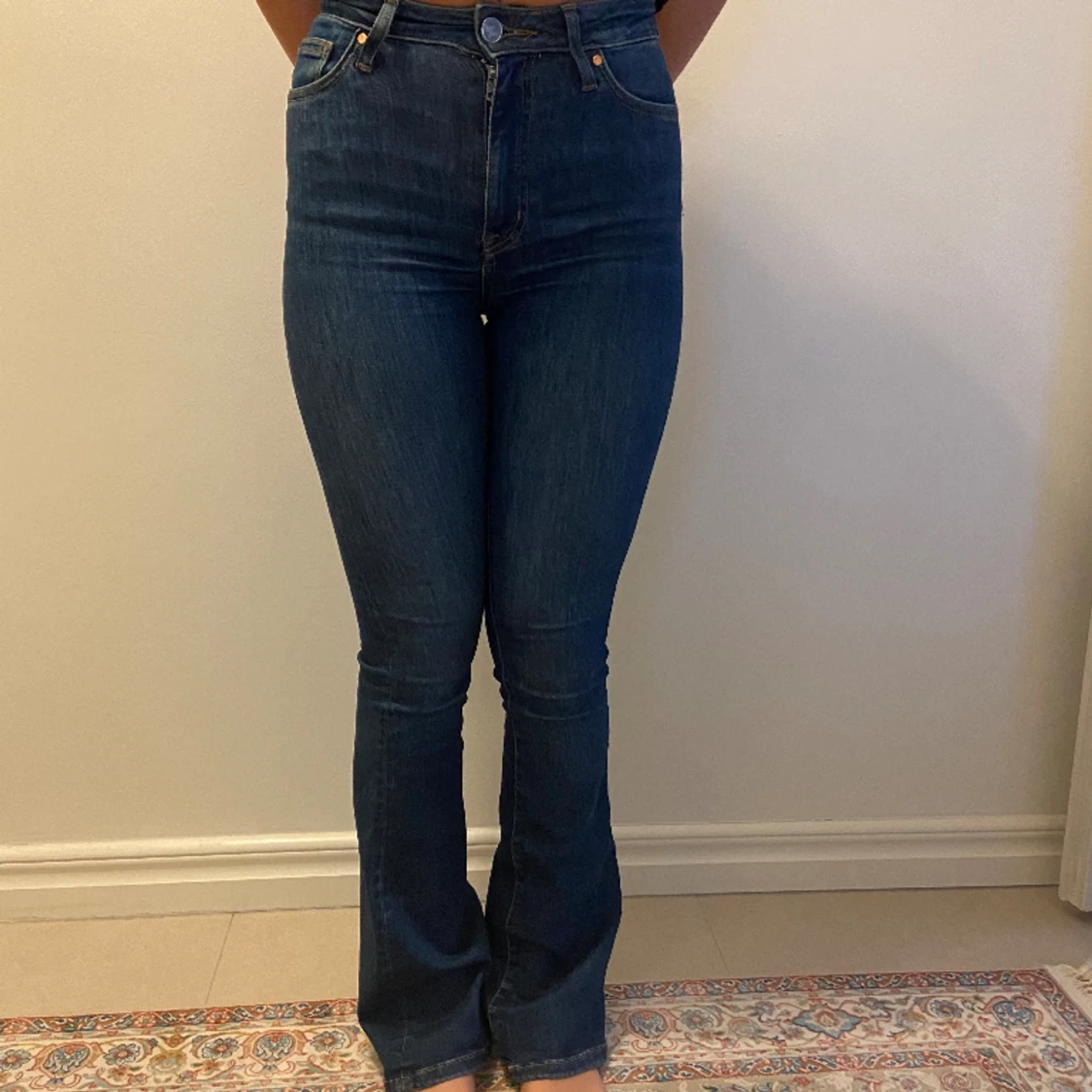 Mörkblåa Bootcutjeans  - 90