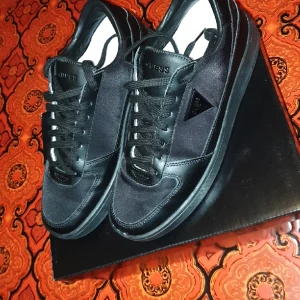 Skor guess  - Skor storlek 41,använda en gång,blev tyvär fel storlek,så säljer dessa,då de klämmer,jätte fina 