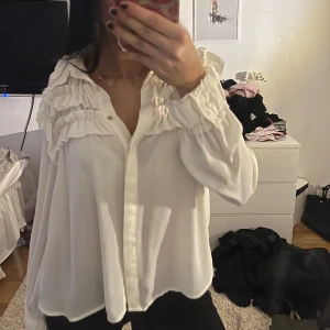 Vit blus  - Vit blus från zara som inte finns att köpa längre . Det svarta bandet går att ta bort. Super bra material och mycket bra skick 