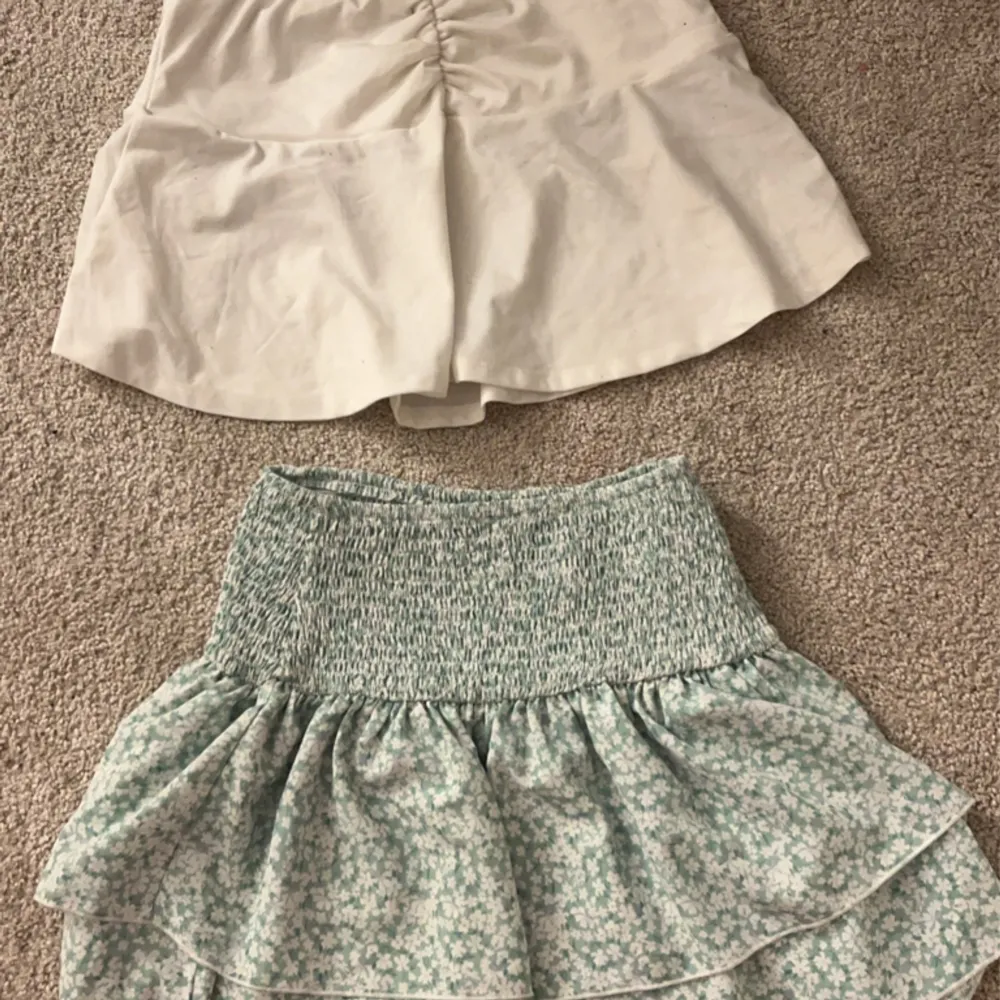 en vit så kallad ”golfkjol” har ja för mig, och en grön blommig söt kjol från shein.. Kjolar.