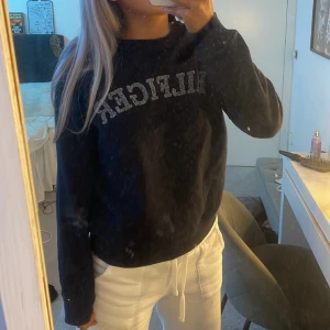 tommy hilfiger - säljer denna super snygga hilfiger sweatshirten!!! bra skick, knappast använd men lite för liten i armarna därför säljer jag den! passar Xxs-S enligt mig💗💗 pris kan diskuteras! 