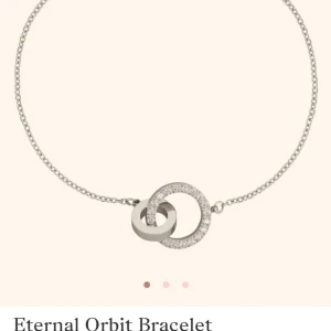 Edblad armband - Jätte fint silver armband från Edblad, säljer då jag använder guld. Mycket bra skick, knappt använd. Nypris:399kr