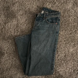 Arrow jeans storlek 26/30 - Jättefina lågmidjade Jeans från weekday i modellen arrow. Storleken är 26/30. Väldigt fint skick. 