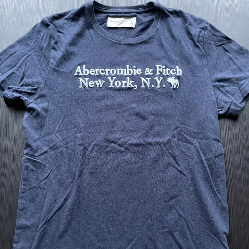 Säljer en abercrombie&fitch i storlek M. Sparsamt använd eftersom den mest legat i garderoben! Tveka inte på att höra av dig om det är någon fundering😁. T-shirts.