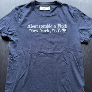 Abercrombie & Fitch T-shirt - Säljer en abercrombie&fitch i storlek M. Sparsamt använd eftersom den mest legat i garderoben! Tveka inte på att höra av dig om det är någon fundering😁