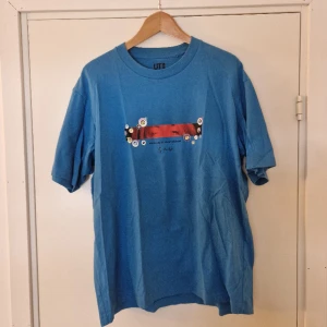 Uniqlo billie eilish x murakami t-shirt - Uniqlo t-shirt collab mellan billie och murakami  Det är bara att fråga om man vill ha fler bilder eller mått! Eller några andra frågor!  Inget pris är fast så skicka ett offer om du vill.