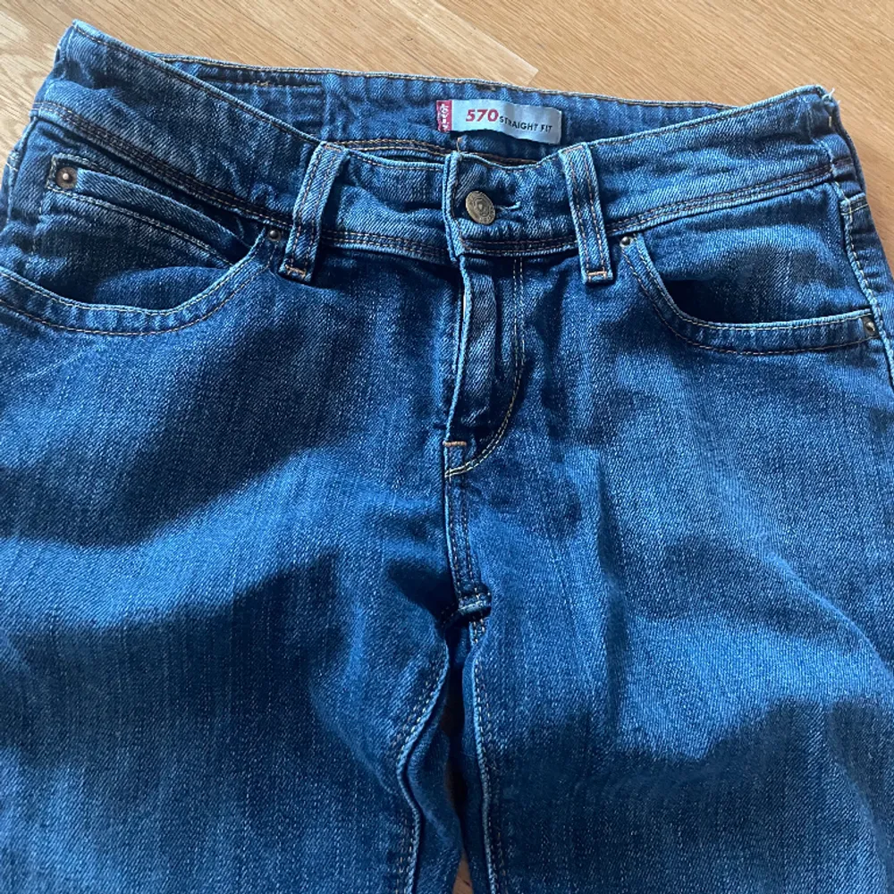 Coola lagmidjade jeans från Levis🩷 lite slitage längst ner men annars i bra skick! Midjemått: 38cm. Innerbenslängd: 80cm. Vida/utsvängda: 20cm.🩷. Jeans & Byxor.