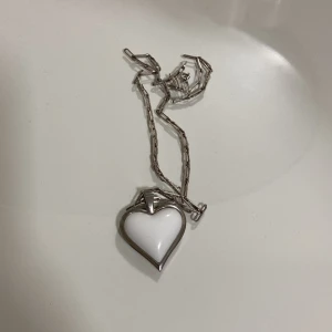 Ett halsband - Jag har haft det i några månader och använt den några gånger. Vill bli av med mycket av det jag har för att jag ska flytta snart. 