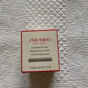 Ny oanvänd kräm från shiseido  Oanvänd 