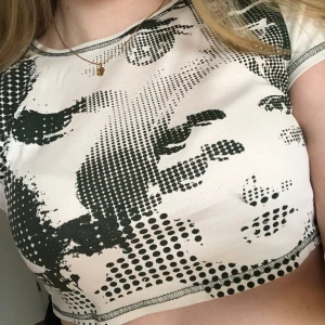 Y2k crop top - Y2k kortärmad topp med grönt mönster i storlek S. Kom privat för fler bilder eller frågor💕