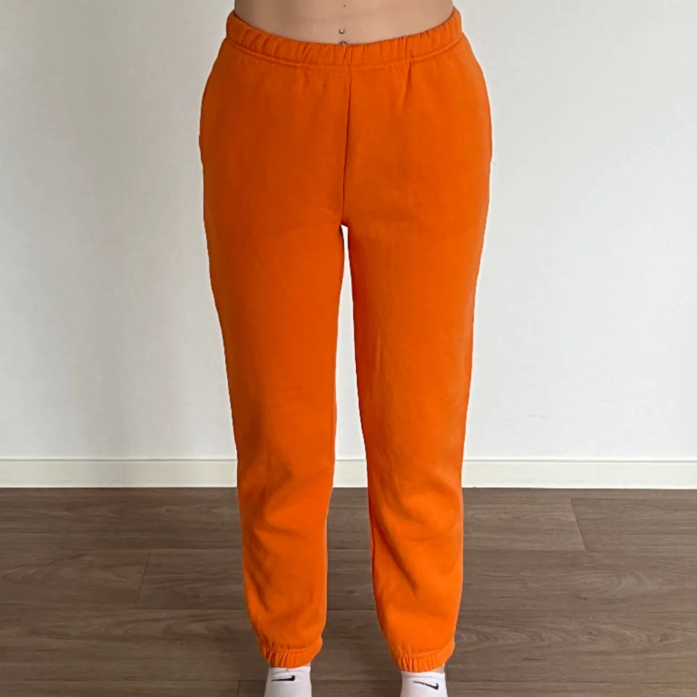 Orangea mjukisbyxor från Ginatricot i storlek s, längd petite. Använda 2/3 gånger.. Jeans & Byxor.