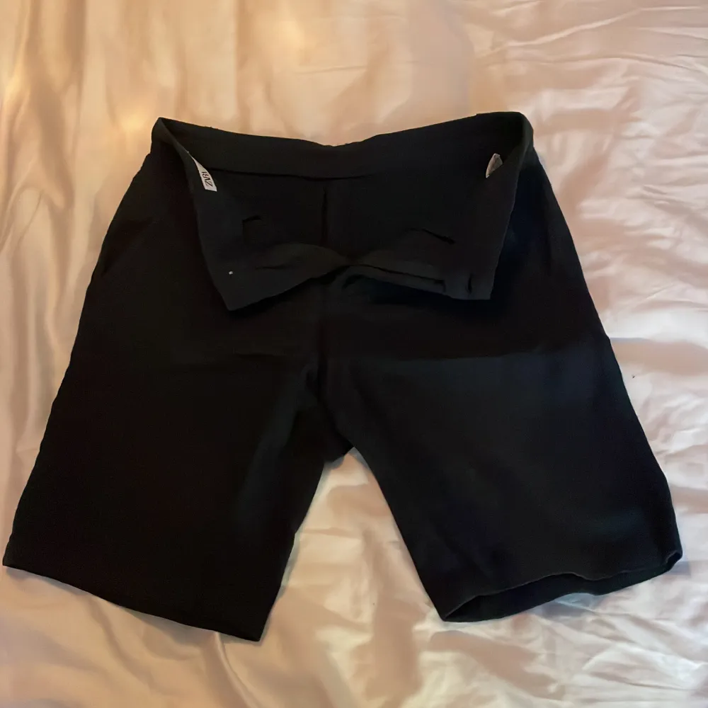 Marinblåa/mörkblå linne shorts från Zara i storlek 38. Knappt använda och i nyskick. Osäker på vad färgen heter. . Shorts.