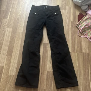 Lågmidjade jeans  - Från hm stl 36 endast använd 3 ggr säljer då dom inte kommer till användning 